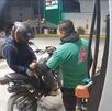 Momento en el que cámara de video captan el asalto a una gasolinera en Puebla.