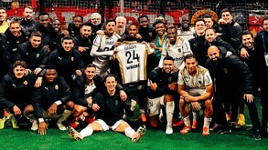 Jugadores del RC Lens, incluido Florian Thauvin, festejando el liderato en la League 1.