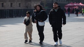 Familia paseando por calles de la Ciudad de México.