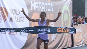Competidor de Kenia llevándose la victoria en el Maratón de Guadalajara 2025.