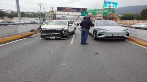 Camioneta chocada en avenida Garza Sada en Monterrey.