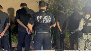 Policías de San Pedro con detenidos en fiesta clandestina.