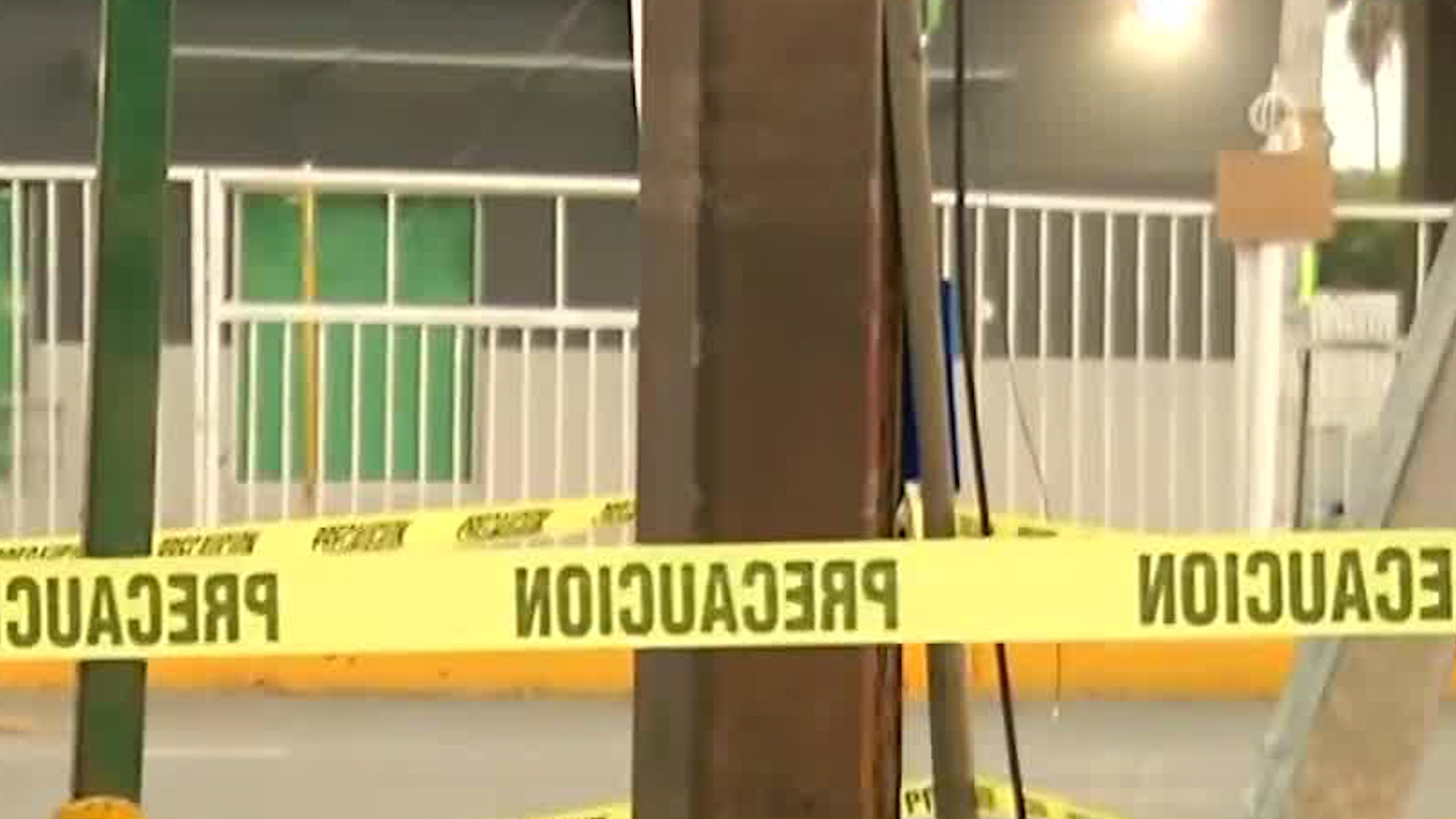 Un accidente vial causó daños en la infraestructura de Avenida Benito Juárez afectando semáforos, cables de luz y telefónicos.