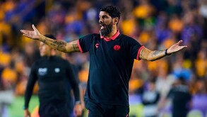 'Loco' Abreu dirigiendo a Xolos en un partido contra Tigres en el Estadio Universitario.