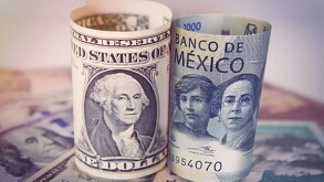 Rollos de billetes mexicanos y dólares estadounidenses.