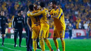 Jugadores de Tigres festejando con un abrazo junto a Guido Pizarro un gol en el partido ante Xolos de la Liguilla del Apertura 2025.