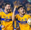 André-Pierre Gignac y Juan Brunetta celebrando el segundo gol de Tigres en el partido.