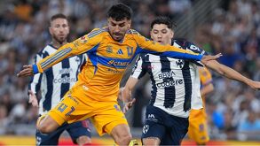 Ángel Correa y Gerardo Arteaga durante el Clásico Regio 141 en el Apertura 2025.