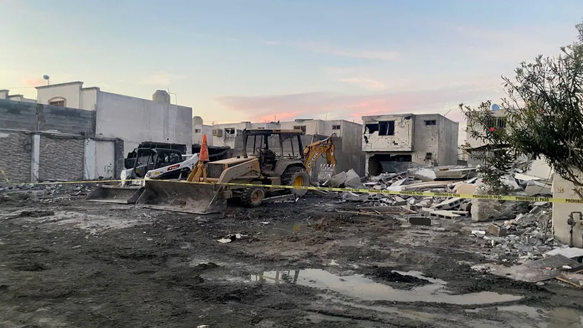A un día de la explosión provocada por pirotecnia, los habitantes de la colonia Los Olmos, en el municipio de Pesquería, continúan conmocionados.