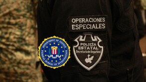 Primer plano de la manga de un uniforme negro con un parche de 