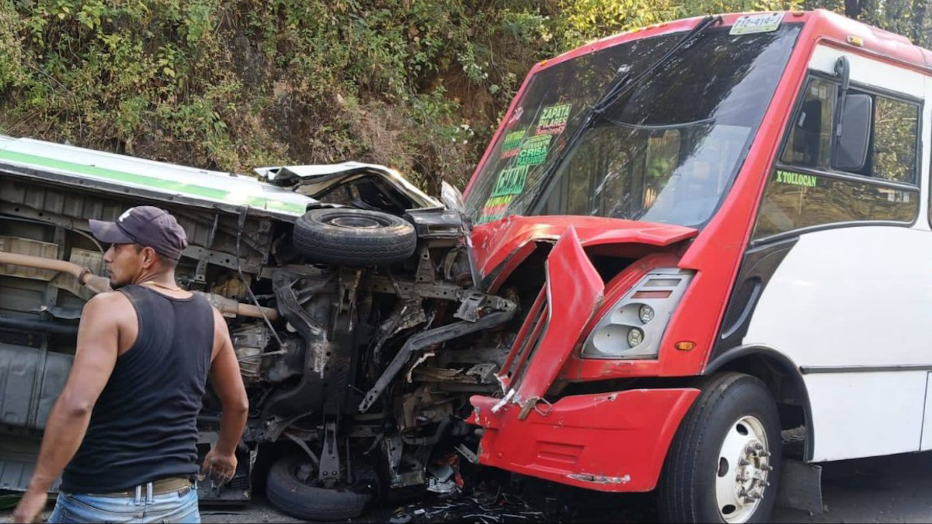 Un camión de pasajeros chocó contra una camioneta turística, el cual llevaba varias personas en su interior cerca del santuario de Chalma.