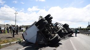 Tráiler volcado en la autopista México-Puebla.
