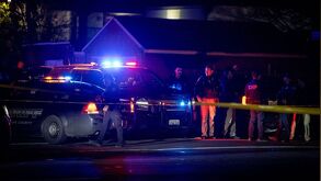 Autoridades llegando al lugar del tiroteo en California