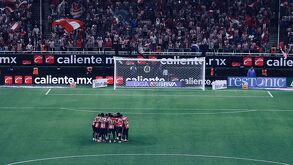 Jugadores de Chivas en conjuntos previo al partido entre Cruz Azul en el Estadio Akron.