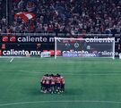 Jugadores de Chivas en conjuntos previo al partido entre Cruz Azul en el Estadio Akron.
