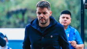 Nicolás Larcamón bajando del autobús del Cruz Azul para enfrentar los Cuartos de Final del Apertura 2025 en Liga MX.