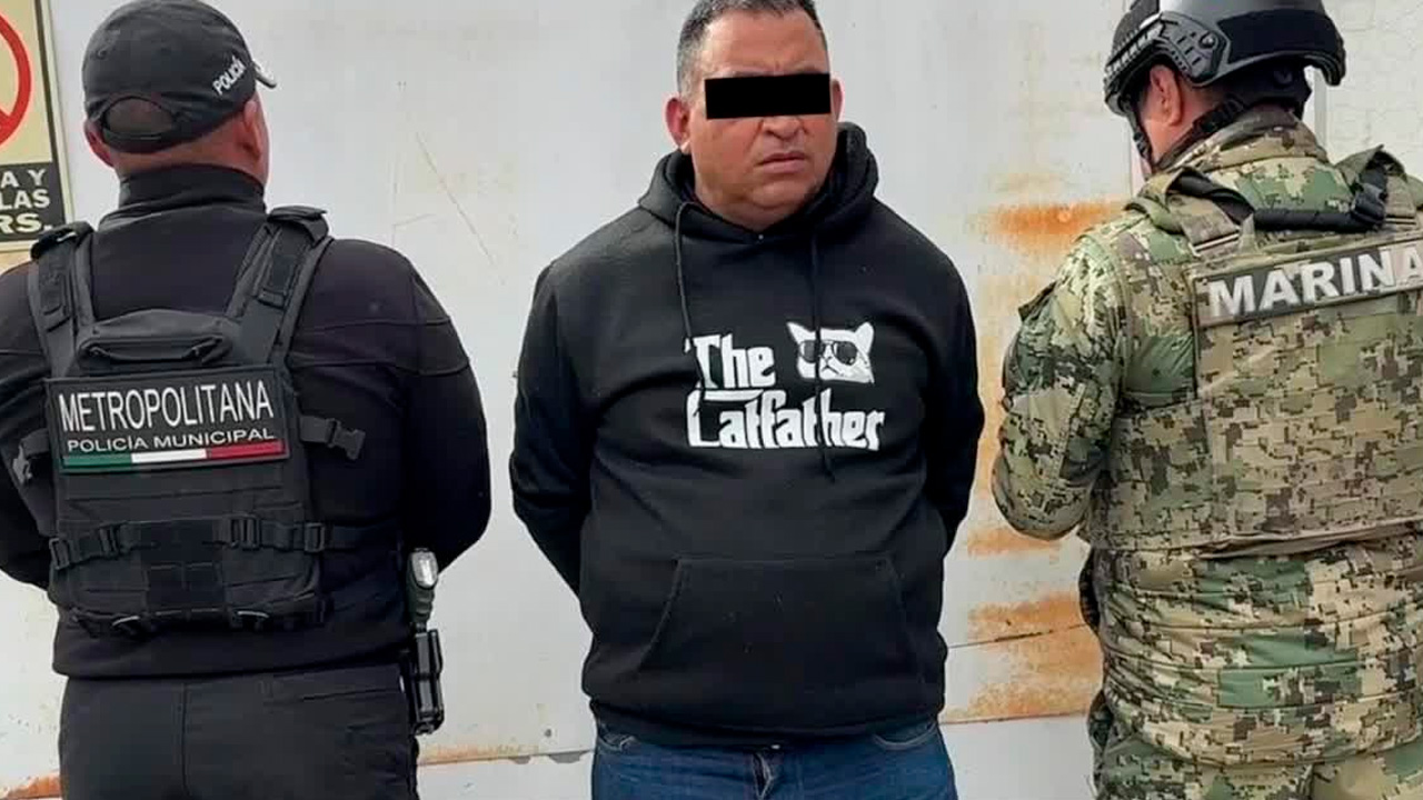 'El Michoacano', fue detenido en Ecatepec junto a tres hombres, acusado de tráfico de armas, extorsión y reclutamiento forzado en anexos irregulares.