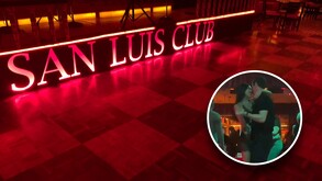 Dua Lipa bailando salsa con su novio, Callum Turner, en el Club San Luis de la Ciudad de México.