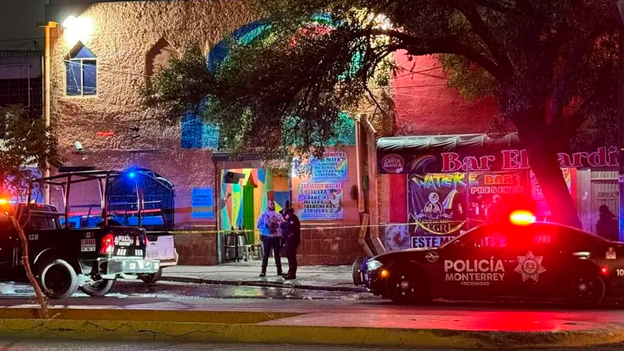 Un hombre fue asesinado a balazos dentro del bar El Wateke, en el Centro de Monterrey. Dos agresores entraron, se dirigieron a la víctima y le dispararon.