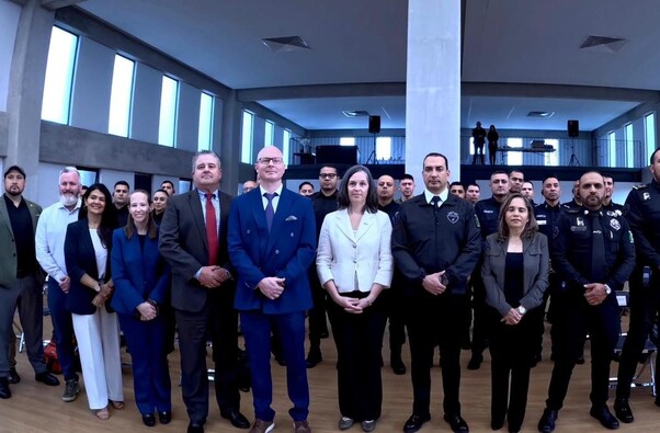 Primer plano de la manga de un uniforme negro con un parche de 