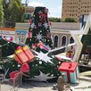 Piezas de árbol de navidad de gran tamaño desplomado en el suelo con vallas de seguridad y policías de Brasil alrededor