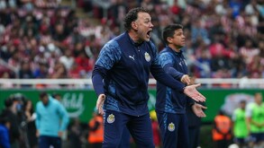 Gabriel Milito, director técnico de Chivas, reclamando una acción durante el encuentro de Cuartos de Final contra Cruz Azul.