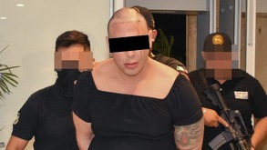 Hombre calvo vestido de mujer siendo detenido por la policía de Mérida.