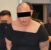 Hombre calvo vestido de mujer siendo detenido por la policía de Mérida.
