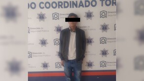 joven detenido y fotografiado en la DSPM de Torreón; consumió bebidas alcoholicas en espacio público.