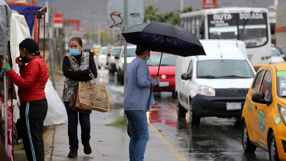 Imagen de personas con frío caminando en Torreón.