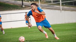 Lucas Ocampos entrenando con Rayados previo a su lesión en la muñeca tras caer de un Scooter.
