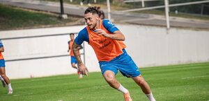 Lucas Ocampos entrenando con Rayados previo a su lesión en la muñeca tras caer de un Scooter.