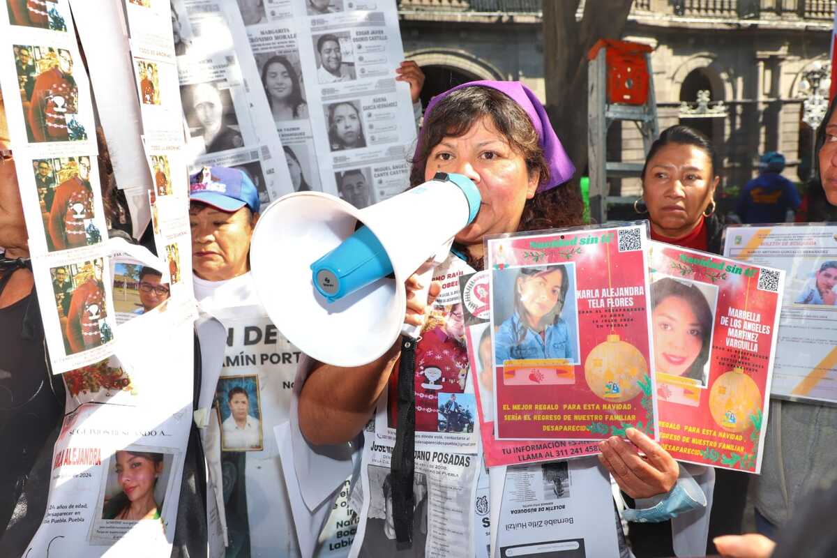 madres buscadoras colocan el árbol de la esperanza en el zócalo de la ciudad de Puebla.