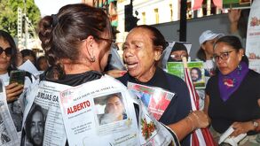Madres buscadoras colocaron un árbol de la esperanza en Puebla, con fotos de sus desaparecidos y exigieron justicia por los casos.