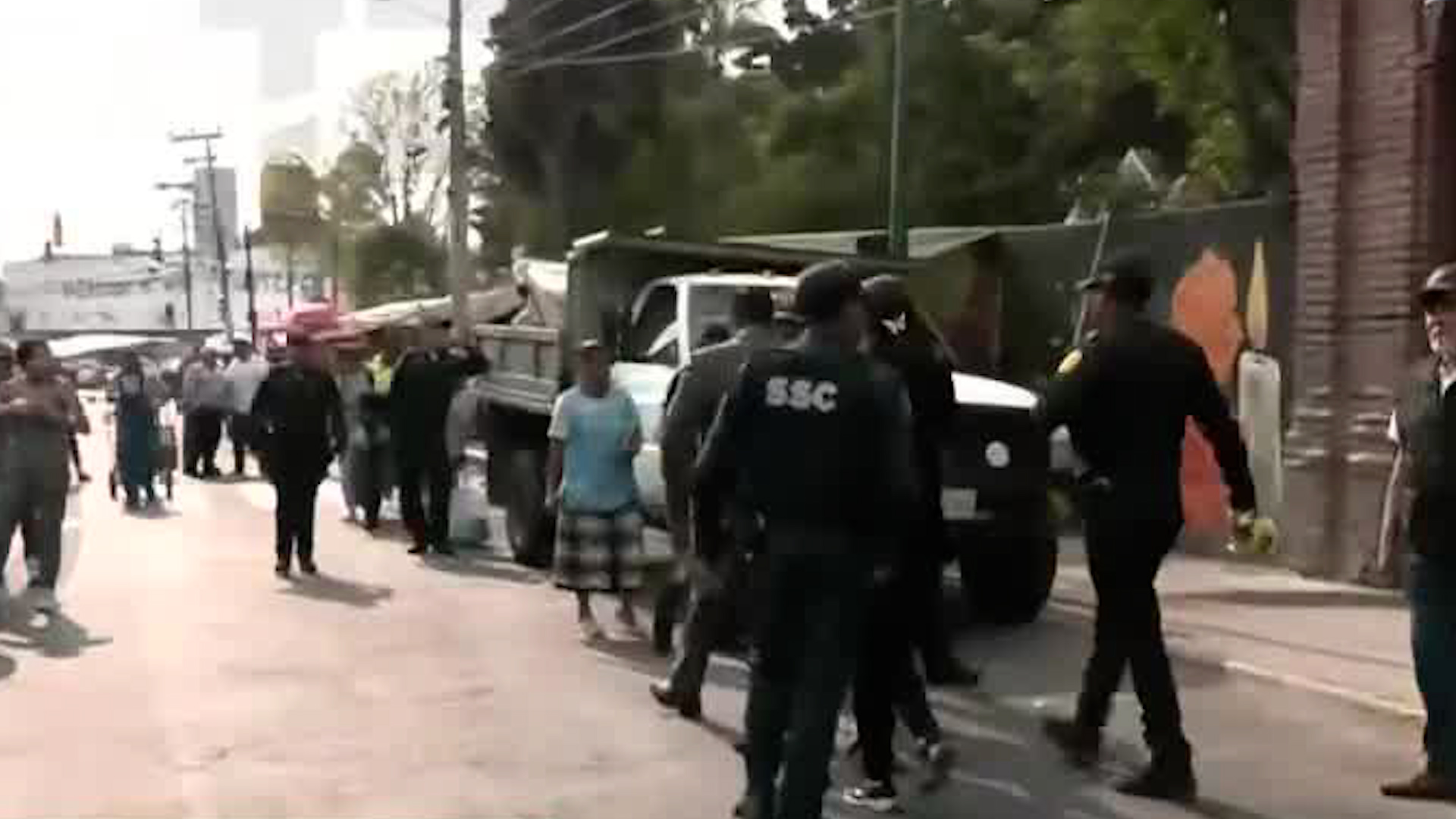 Familiares y vecinos de la zona arrojaron piedras a las ventanas de la oficina de la administración para exigir una explicación sobre la muerte de Cristina.