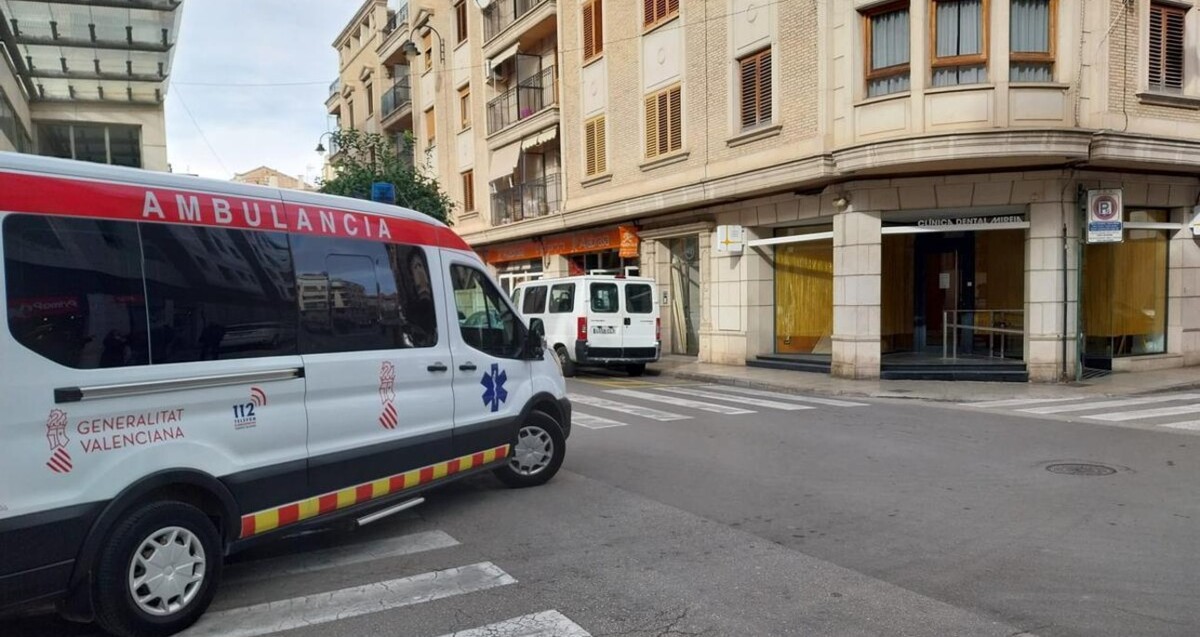 Ambulancia de la comunidad valenciana a las afueras de la Clínica Dental Mireia donde murió la niña