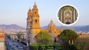 Vista panorámica de la Basílica de Zapopan al atardecer en el centro de la ciudad. El círculo insertado muestra un primer plano de la imagen de la Virgen