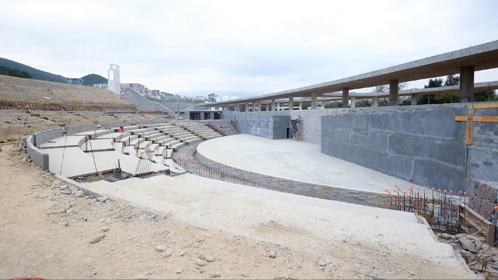 El presidente de Parque Fundidora, Bernardo Bichara, explicó que el Parque del Agua presenta un avance del 60 por ciento y abarcará entre 80 y 120 hectáreas.