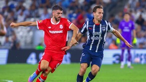 Paulinho y Sergio Canales en un partido de la Liga MX con Toluca y Monterrey.
