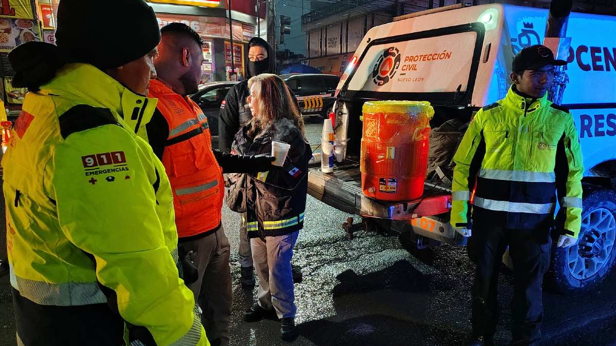 Protección Civil entregando cobijas y chocolate en Guadalupe.