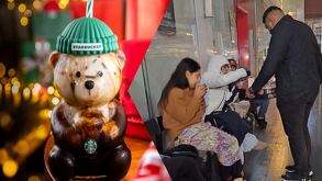 Personas esperando afuera de Starbucks para comprar el vaso Bearista