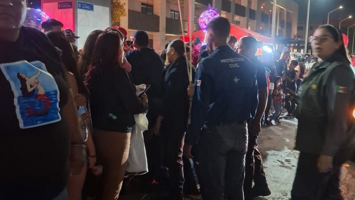 imagen de personas siendo detenidas durante una peregrinación en Torreón.
