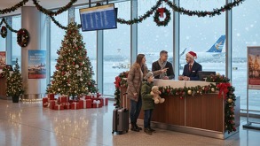 Familia comprando vuelos baratos en el Aeropuerto Intercontinental de Querétaro.