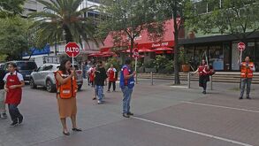 Personas salen e los edificios durante sismos en la Ciudad de México