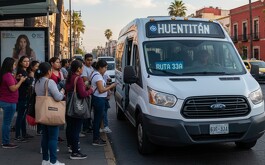 Personas esperando para abordar una camioneta tipo van con el letrero de Huentitán en la parte superior