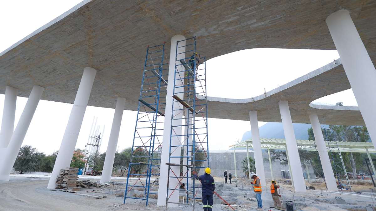 Trabajadores en construcción del Parque del Agua en Nuevo León
