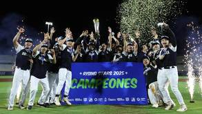 Jóvenes jugadores de Sultanes de Monterrey festejando el título del Rising Stars en Quintana Roo después de derrotar a Diablos Rojos.