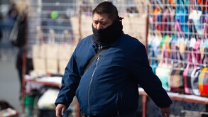 Hombre caminando por calles de la Ciudad de México.