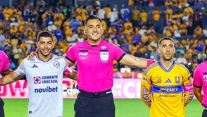 El arbitro Ismael Rosario López junto a Erik Lira y Fernando Gorriarán en el partido de Fase regular.
