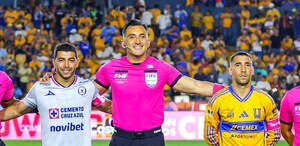 El arbitro Ismael Rosario López junto a Erik Lira y Fernando Gorriarán en el partido de Fase regular.